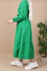 فستان أخضر مع حزام على الخضر